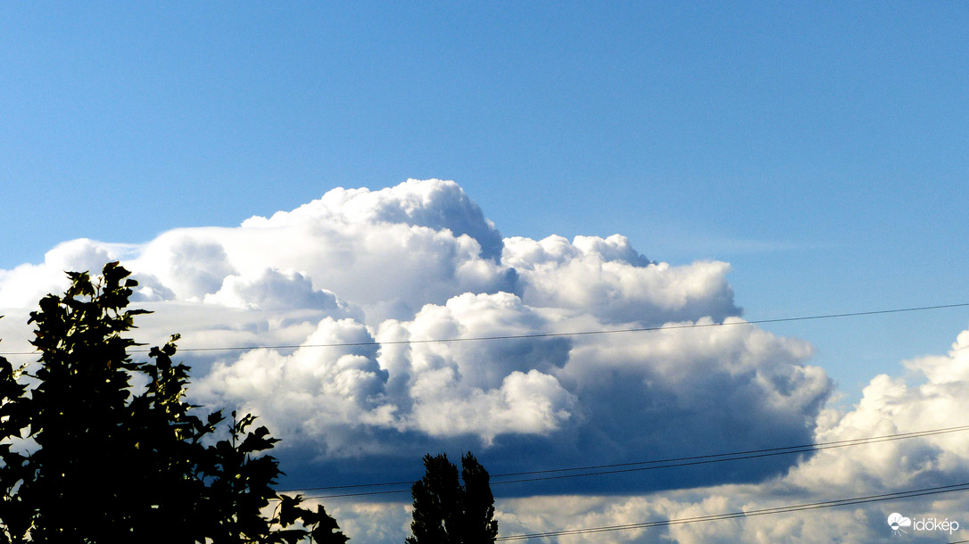 Masszív felhőtömb