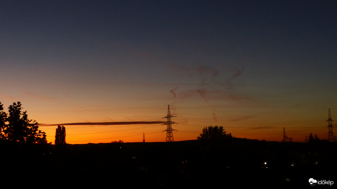 Rózsaszín hajnalból narancs krixkraxos este