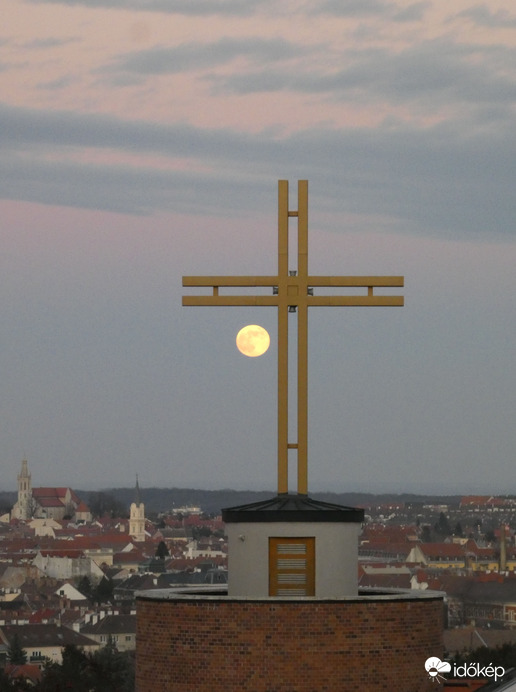 Teliholdkelte három templom társaságában -Sopronban