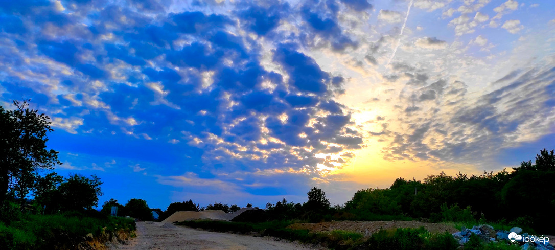 Valami készül. Vagy út, vagy eső