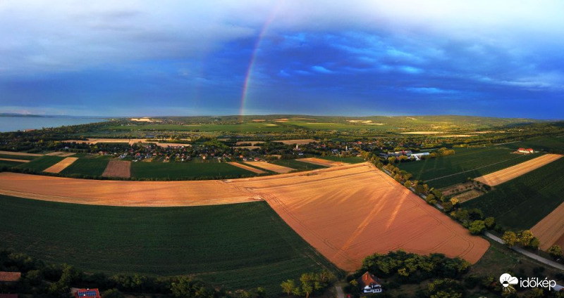 - Milyen fagyit kérsz? - Pisztáciát. -Az nincs csak szivárvány, de az legalább a duplája.
