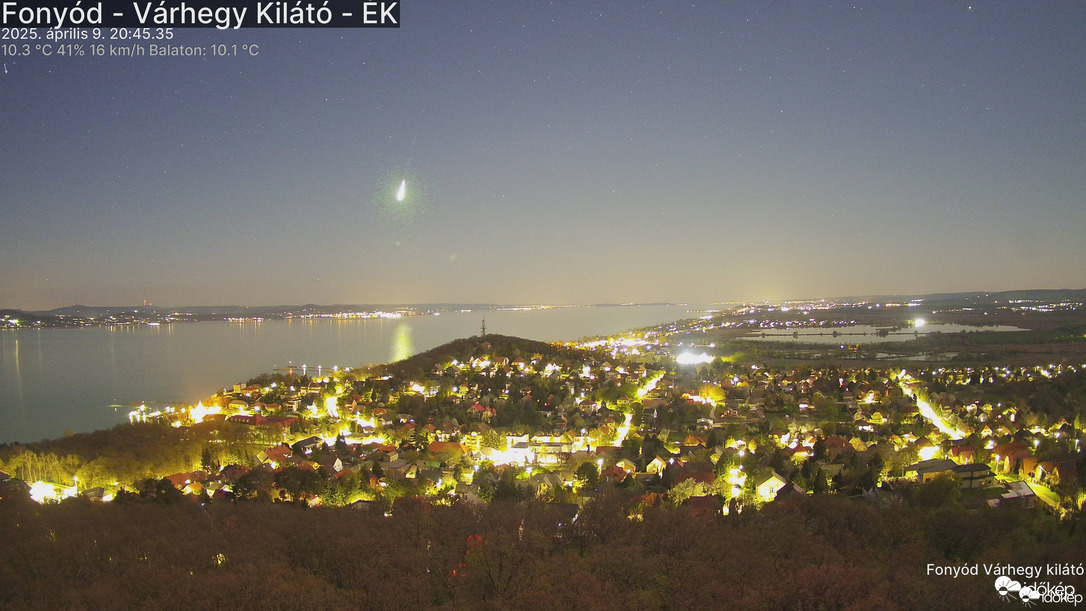 Tűzgömb fénye a Balaton vízén.