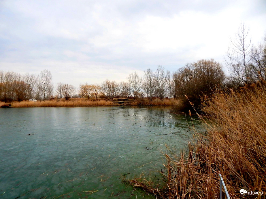 Még mindig jég alatt