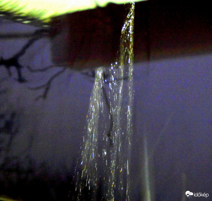 Nálunk, sajnos az eső szakad