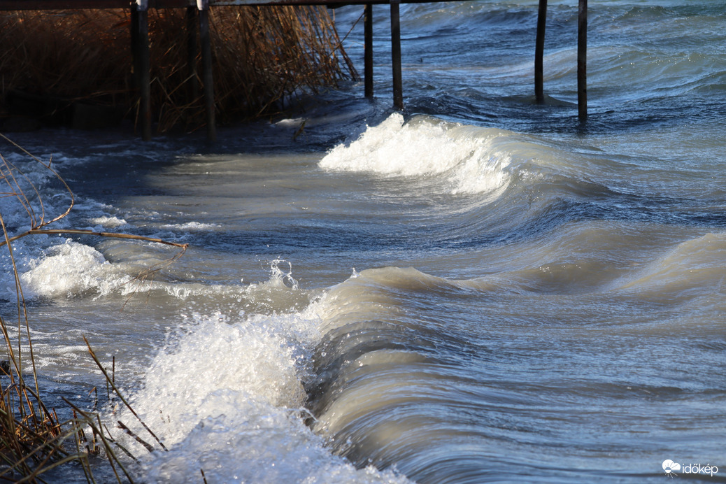 Szélvihar a tónál