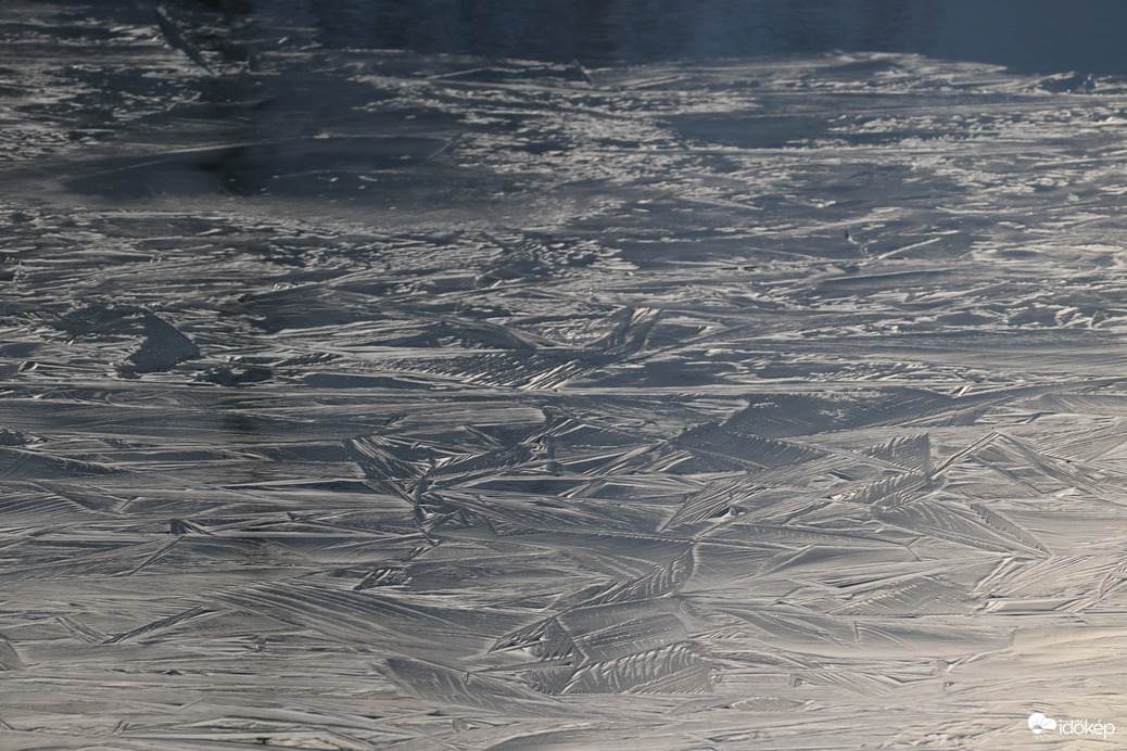 A tó jege szürkületben