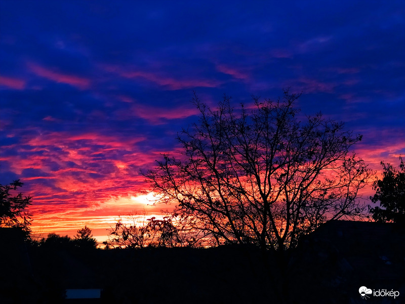 Mai bámulatos tüzes naplemente