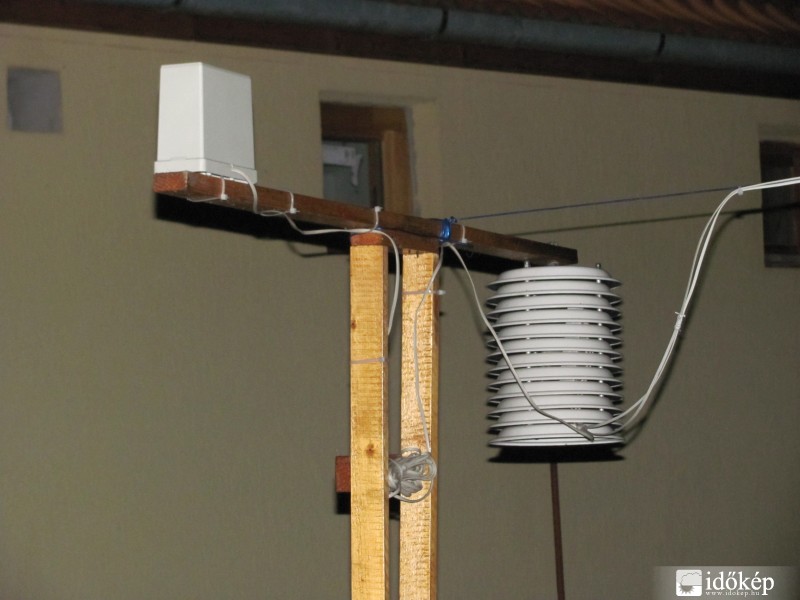 Közeli éjszakai  kép az állomásról. 