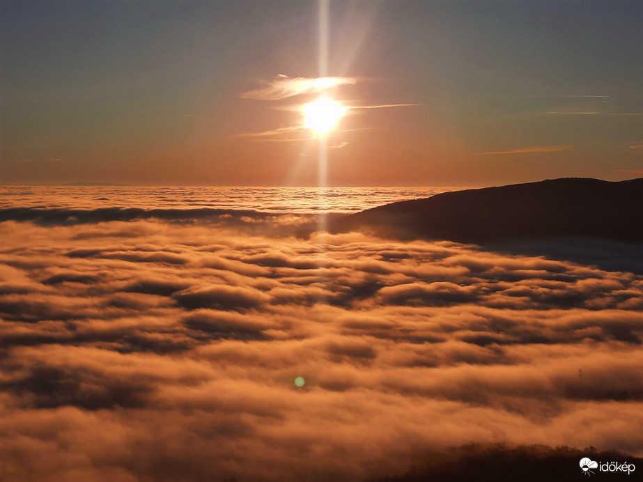 Ködpaplanos naplemente a Mecsekről 