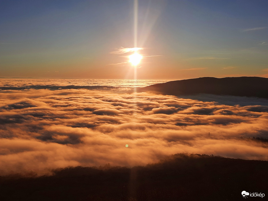 Ködpaplanos naplemente a Mecsekről 