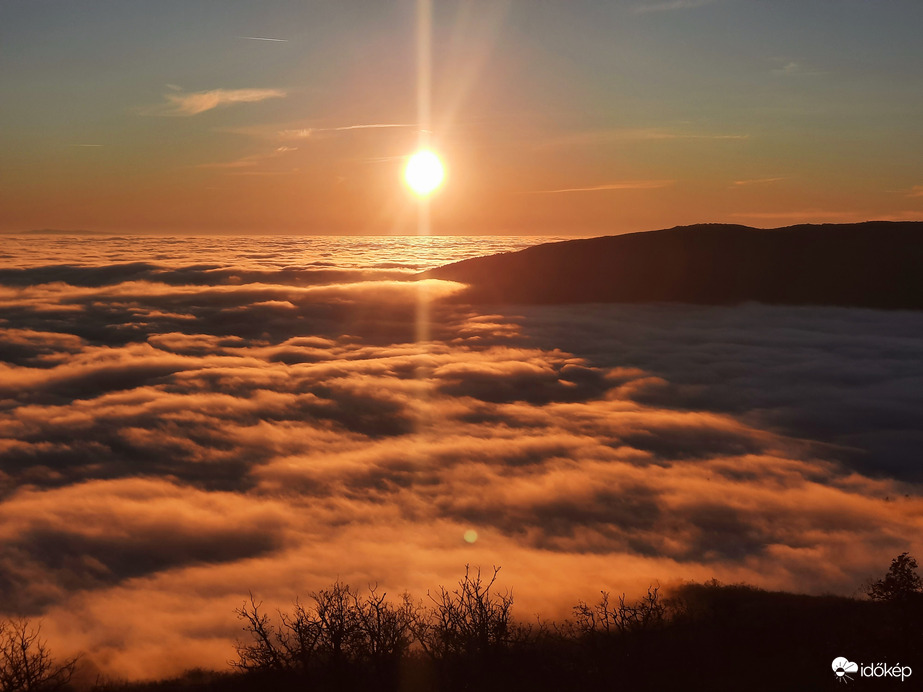 Ködpaplanos naplemente a Mecsekről 