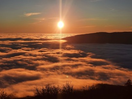 Ködpaplanos naplemente a Mecsekről 