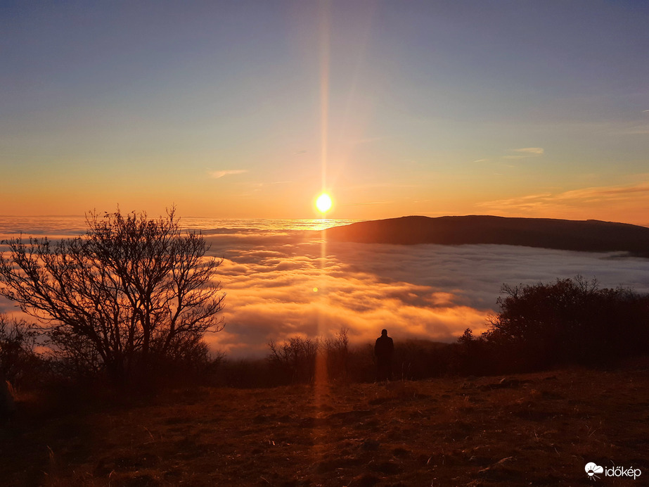 Ködpaplanos naplemente a Mecsekről 