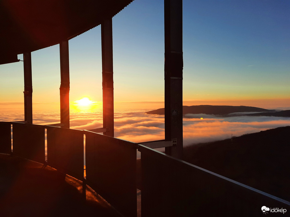 Ködpaplanos naplemente a Mecsekről 