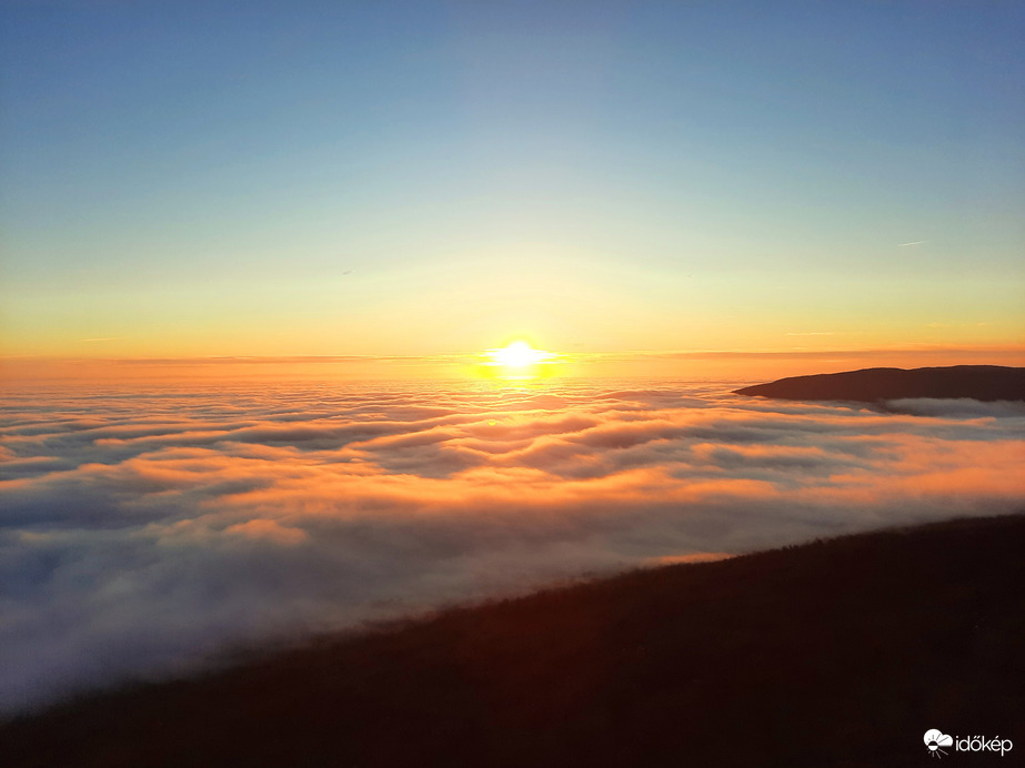 Ködpaplanos naplemente a Mecsekről 