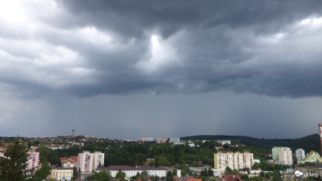 Érkező nyári zivatarfelhő Komlóra 2016-ban